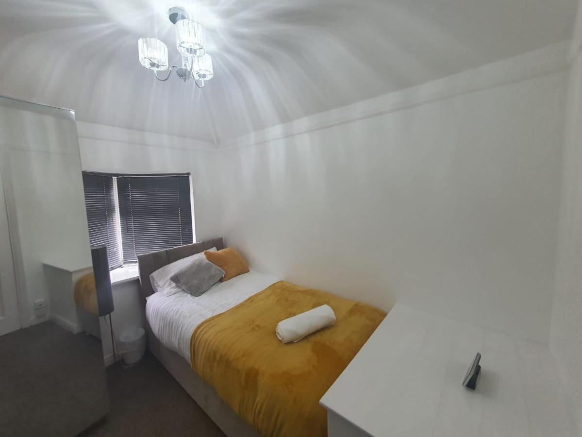 Stylish And Homey 3 Bedroom House With Free Parking & Wi-Fi Minworth Exterior photo