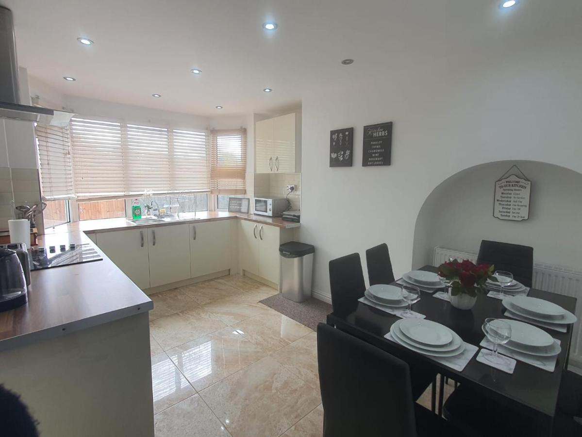 Stylish And Homey 3 Bedroom House With Free Parking & Wi-Fi Minworth Exterior photo